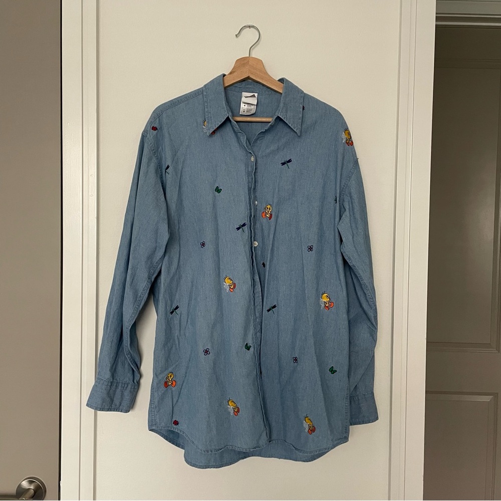 VINTAGE ⢠warner brothers 1999 embroidered tweety bird chambray button down